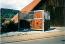 Ausstellungsbox mit Schiebet�r und schwenkbarer Trennwand